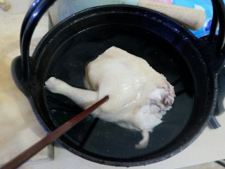 11、一鸡两吃之一汤一菜,扔凉水里，把鸡肉拆了。