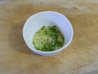 8、一鸡两吃之一汤一菜,扔把葱花泼热油