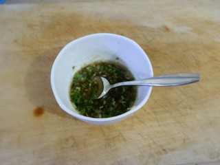 9、一鸡两吃之一汤一菜,一勺酱油，一勺糖，一勺醋，一点点盐，一勺红油搅匀。感觉很混搭对不，混搭就对了，不然干啥叫怪味儿。好吃不，嗯，好吃，那就对了！