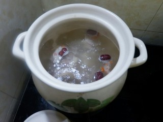 12、一鸡两吃之一汤一菜,鸡骨架再扔锅里，接着煲二十分钟左右