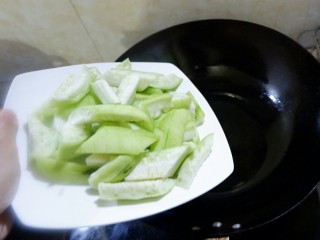 13、一鸡两吃之一汤一菜,然后锅里放少许油，放丝瓜进去炒。镜头好像蹭了一下，所以角落不是很清楚，但是丝瓜还是看到出来的对不？