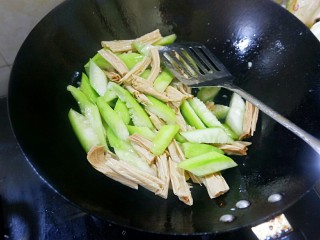 14、一鸡两吃之一汤一菜,腐竹也放进去炒几下