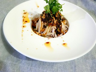 19、一鸡两吃之一汤一菜,拆的鸡丝儿也别忘了，装盘以后把碗汁儿倒上就吃吧。有芝麻撒芝麻，没芝麻撒花生碎，都没有就算了吧，直接吃就行了。