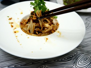 20、一鸡两吃之一汤一菜,想给个特写来着，但是拍照手残，就这样看看吧，裹匀了汁儿的鸡肉，又嫩又够味儿，再来一盘吧！！