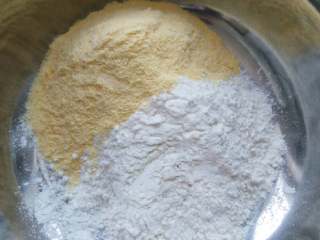 1、≈玉米红枣发糕≈,面粉，玉米粉倒入盆中