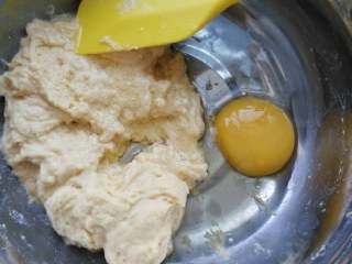 3、≈玉米红枣发糕≈,加入温水拌匀，再加入鸡蛋