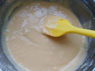 4、≈玉米红枣发糕≈,搅拌均匀