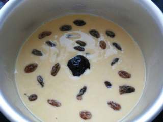 6、≈玉米红枣发糕≈,放入面糊，放入红枣和葡萄干