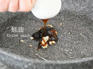 8、防抗癌明星蒜蓉西兰花，怎么样做才好吃？,起油锅倒入蒜蓉、蚝油清炒