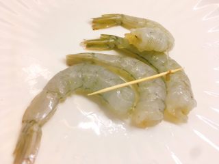 5、凤尾虾饭团,在第二节虾肉处用牙签挑出虾线