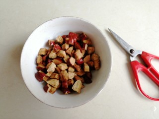 1、红糖红枣馒头,红枣核去掉，红枣剪成小块状，最好选用肉厚那种红枣