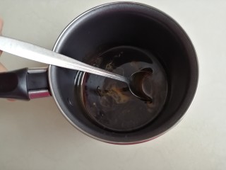 3、红糖红枣馒头,红糖先用30克水煮至融化，边煮边搅拌，煮好后的红糖水有65克。