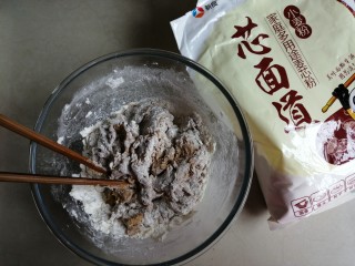 5、红糖红枣馒头,将红糖酵母水倒入面粉里，用筷子搅拌成絮状