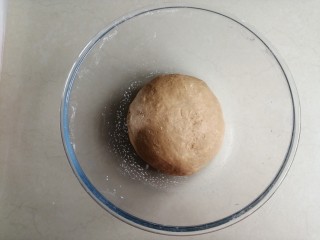 6、红糖红枣馒头,揉成较光滑的面团，为方便揉面，将面粉倒在案板上揉更好