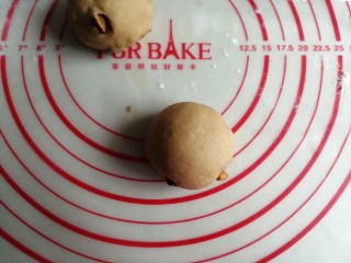 11、红糖红枣馒头,将每个小剂子揉圆