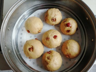 13、红糖红枣馒头,在温暖处醒发15-20分钟，可以看到馒头胚明显大了，才可以蒸哟