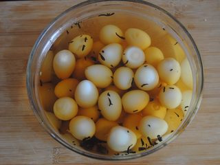 4、照烧金蛋,将剥好壳的鹌鹑蛋泡入红茶内1小时