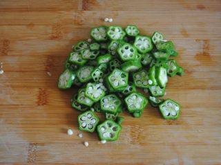 10、照烧金蛋,这个时候洗净秋葵切好