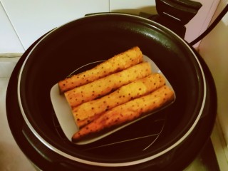 3、山药红枣糕,山药清洗干净 放入压力锅蒸熟