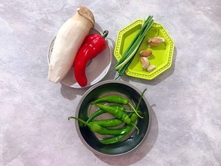 1、唐三彩（家常蚝油彩椒杏鲍菇）,首先我们准备好所有食材