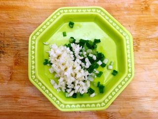 3、唐三彩（家常蚝油彩椒杏鲍菇）,大蒜去皮，洗净，如图所示，切成末，备用