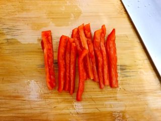 4、唐三彩（家常蚝油彩椒杏鲍菇）,红辣椒洗净，挖去籽，如图所示，切成丝