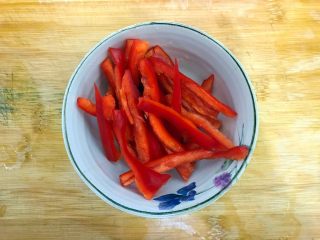 5、唐三彩（家常蚝油彩椒杏鲍菇）,全部切好，控干水分，备用