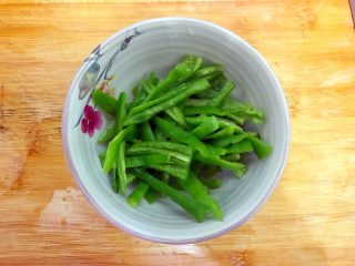 6、唐三彩（家常蚝油彩椒杏鲍菇）,青辣椒洗净，挖去籽，如图所示，切成丝，控干水分，备用