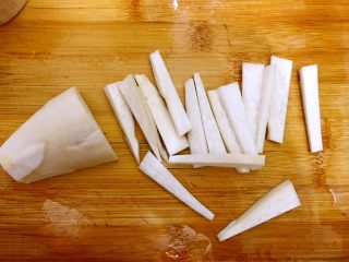 8、唐三彩（家常蚝油彩椒杏鲍菇）,如图所示，将杏鲍菇切成长条状