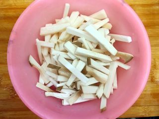 9、唐三彩（家常蚝油彩椒杏鲍菇）,全部切好，备用