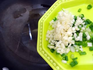 11、唐三彩（家常蚝油彩椒杏鲍菇）,下大蒜和小葱