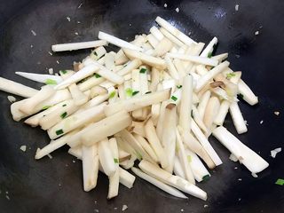 14、唐三彩（家常蚝油彩椒杏鲍菇）,转中大火，翻炒片刻