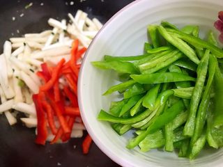 16、唐三彩（家常蚝油彩椒杏鲍菇）,下青辣椒