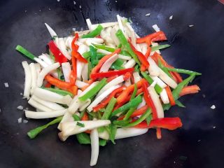 17、唐三彩（家常蚝油彩椒杏鲍菇）,翻炒至杏鲍菇变软