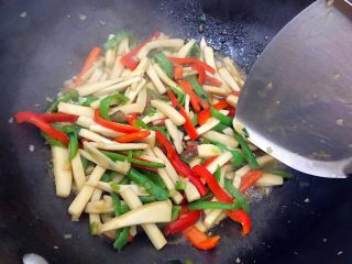 20、唐三彩（家常蚝油彩椒杏鲍菇）,翻炒至汤汁收紧