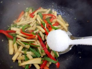 21、唐三彩（家常蚝油彩椒杏鲍菇）,加一丢丢细砂糖，撒上剩余的小葱，翻炒均匀，即可