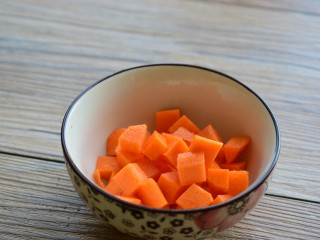 2、#咸味#凉拌芹菜花生米,胡萝卜切小丁