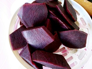 1、#感恩节食谱#南瓜馅饼,紫薯切块蒸熟备用