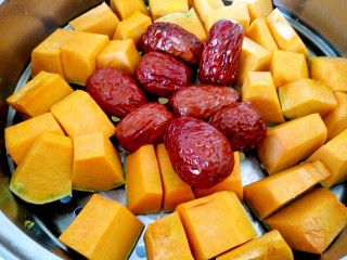 3、#感恩节食谱#南瓜馅饼,南瓜切块蒸熟，顺便蒸几个红枣吃