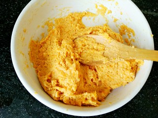 5、#感恩节食谱#南瓜馅饼,拌匀成面团（越稀越软）