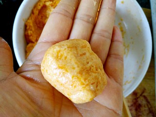 6、#感恩节食谱#南瓜馅饼,手沾水，取一块小面团团圆