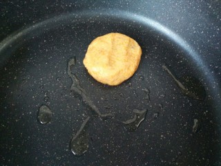 10、#感恩节食谱#南瓜馅饼,平底锅放油烧热，开始放进南瓜饼