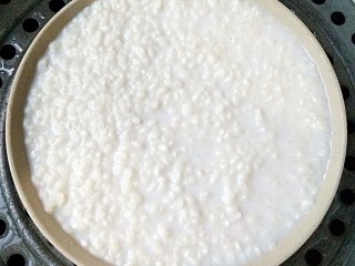 2、泰式菠萝饭,将吸饱椰浆的泰国香米上锅隔水蒸30-40分钟蒸熟，晾凉后备用（也可将米饭打散后放冰箱冷藏后再用）。