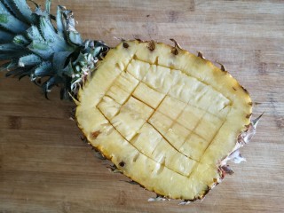 4、泰式菠萝饭,将剩下2/3果肉打花刀切小块。