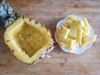 5、泰式菠萝饭,用勺子将小块的菠萝肉挖出，留菠萝碗备用。