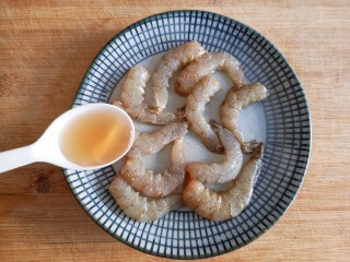 9、泰式菠萝饭,去壳，去虾线，剥出虾肉，加一点点盐和料酒，抓拌均匀腌制10分钟。