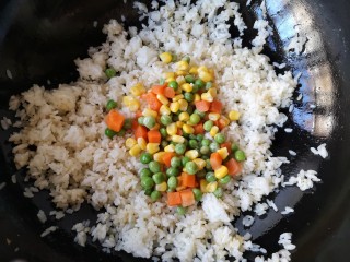 13、泰式菠萝饭,加入胡萝卜，青豆和甜玉米粒。