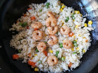 14、泰式菠萝饭,翻炒均匀后加入炒好的虾仁。