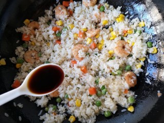 15、泰式菠萝饭,再加入适量鱼露，翻炒均匀。