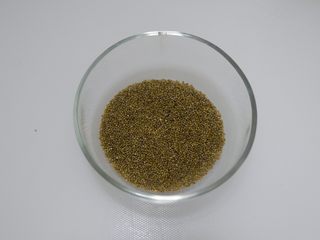 1、五黑固肾米糊,黑小米淘洗干净，沥干水备用